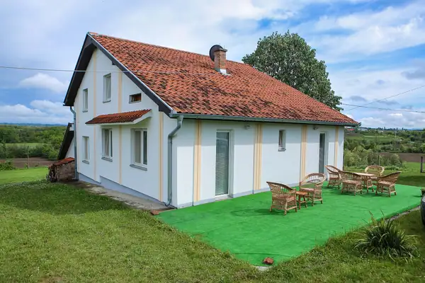 Vila Teo-Sport sa crvenim crepom i uređenim zelenim dvorištem