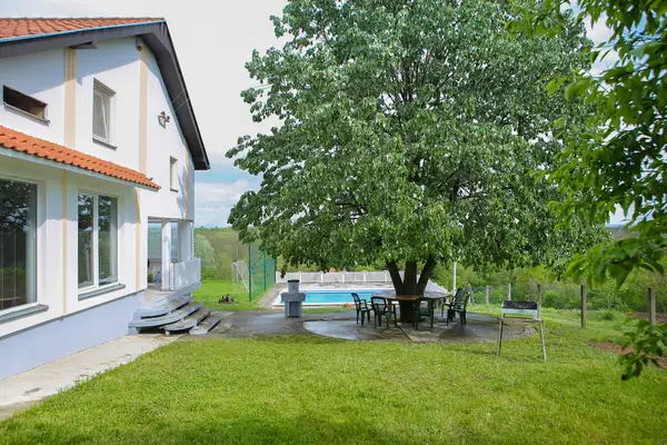 Vila Teo-Sport sa baštom i drvetom