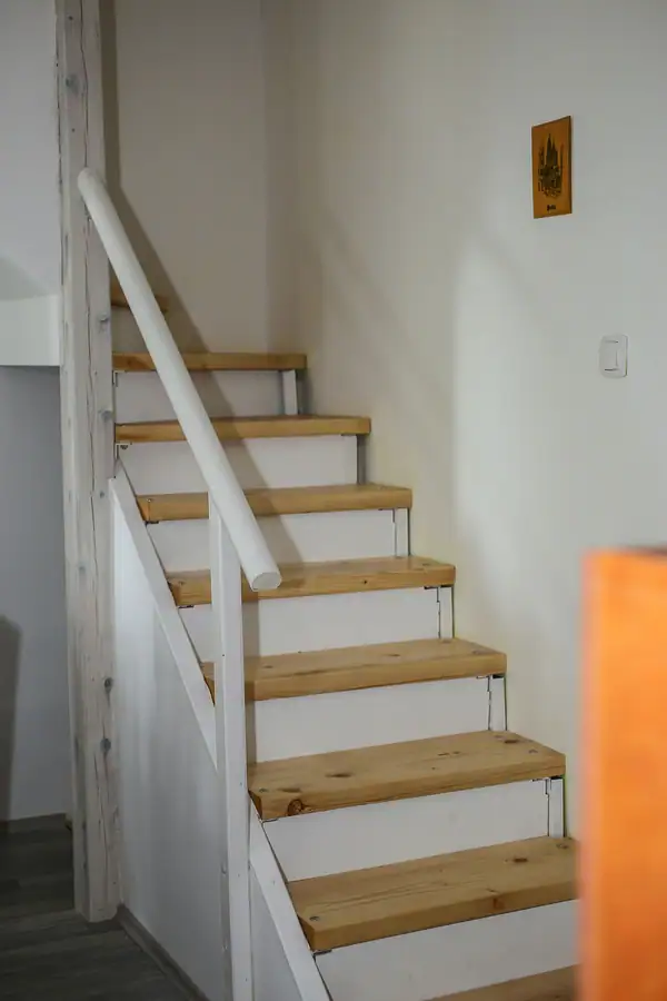 Drvene stepenice ka spratu vile