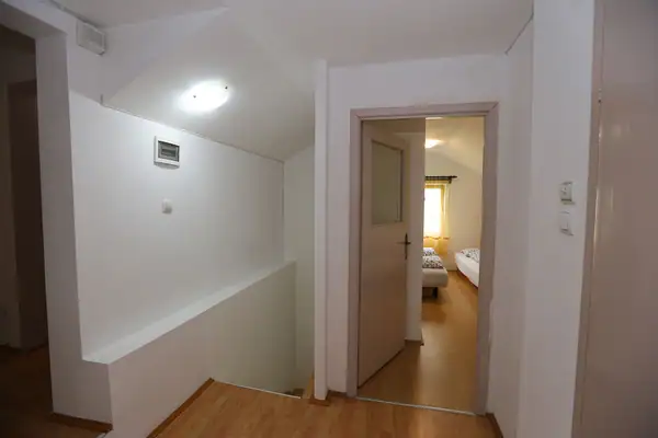 Hodnik na spratu sa vratima ka sobi