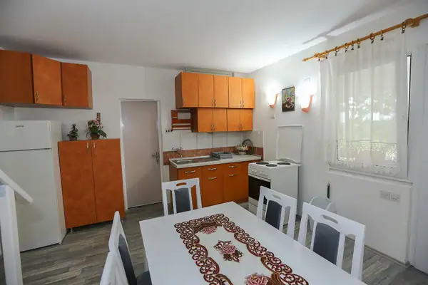 Kuhinja sa trpezarijskim stolom