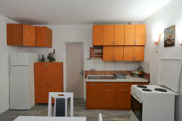 Dobro opremljena kuhinja sa šporetom i radnom površinom