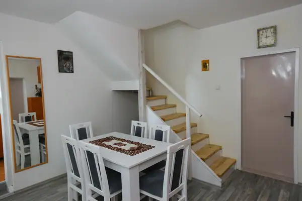 Trpezarija pored stepenica