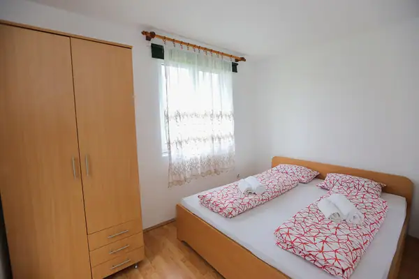 Spavaća soba sa bračnim krevetom i ormarom