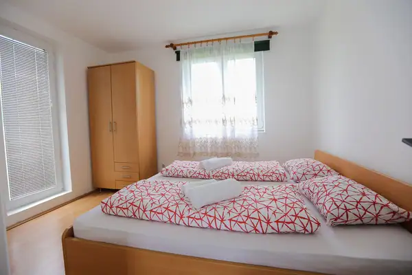 Svetla spavaća soba sa bračnim krevetom