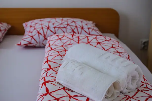 Uredno namešten krevet sa peškirima