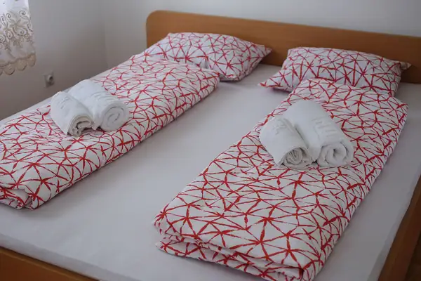 Bračni krevet sa peškirima
