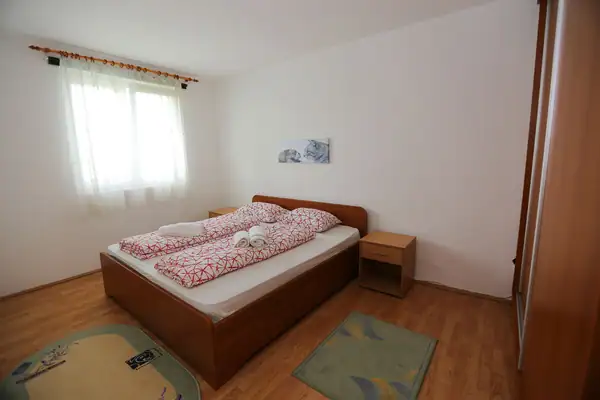Bračni krevet i noćni ormarić