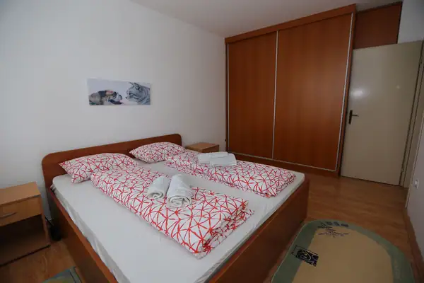 Spavaća soba sa velikim ormarom i bračnim krevetom