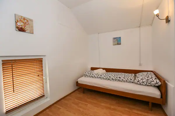 Pojedinačni krevet u potkrovnoj sobi