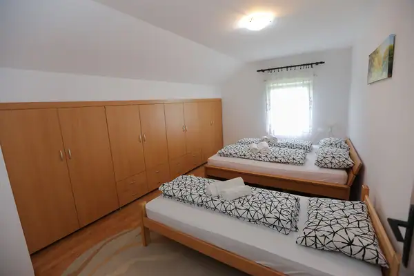 Soba sa ormarom i dva kreveta