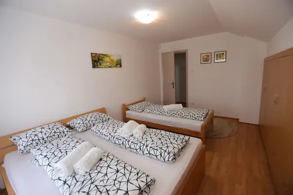 Soba sa više kreveta i peškirima