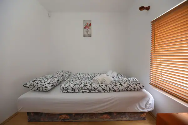 Soba sa niskim krevetom