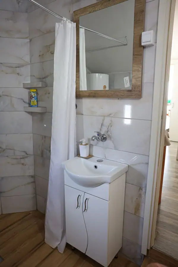 Lavabo sa ogledalom u kupatilu