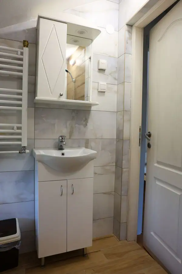 Kupatilo sa lavaboom i radijatorom