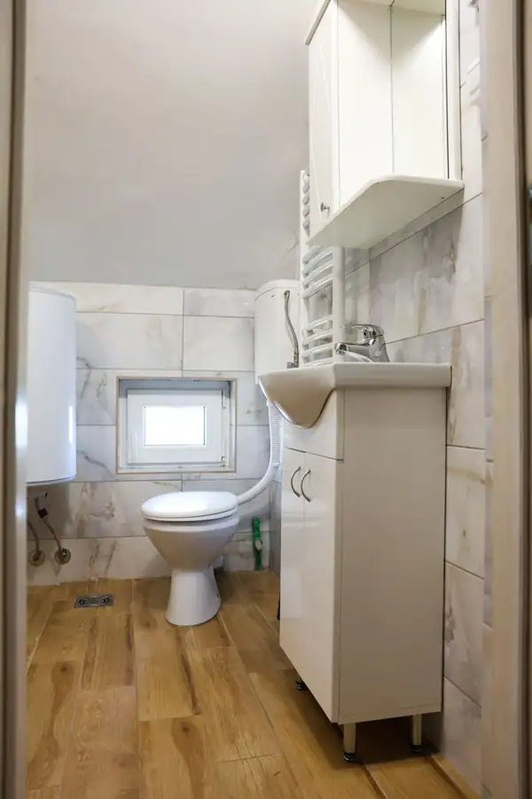 Kupatilo sa WC šoljom i lavaboom
