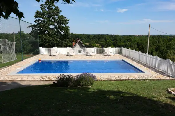 Bazen sa ležaljkama i pogledom na zelenilo