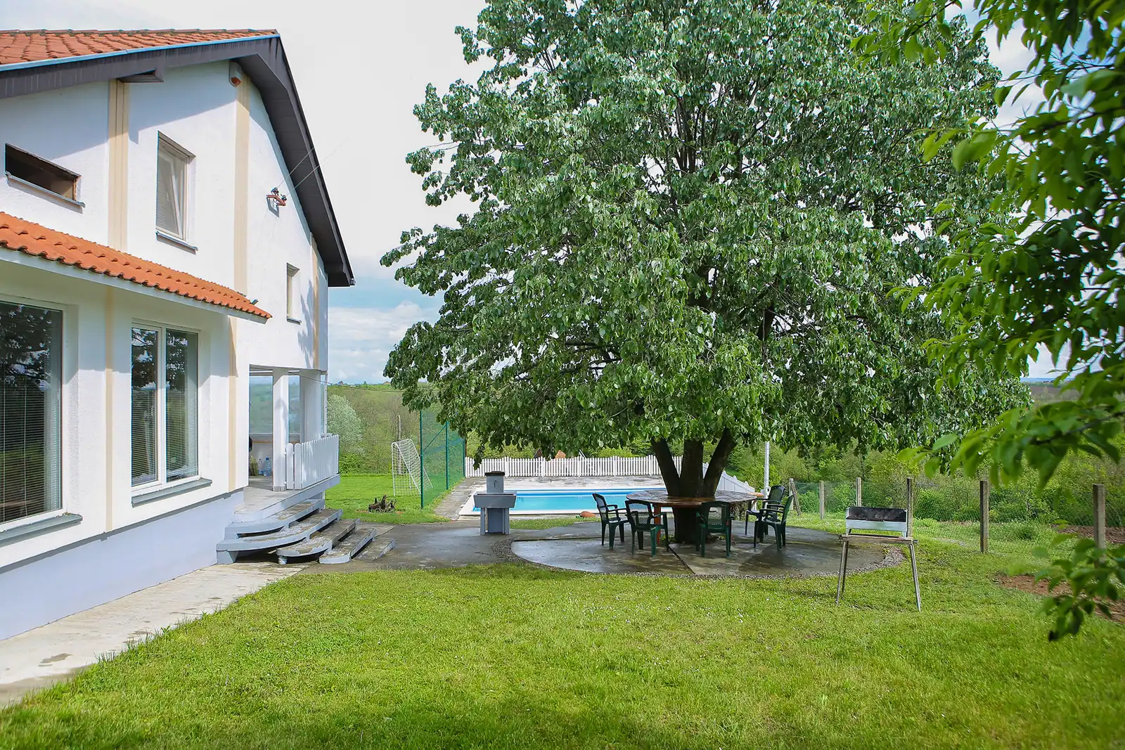 Vila Teo-Sport sa baštom i bazenom